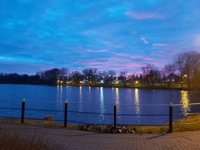 Jezioro Mogileńskie po zmroku