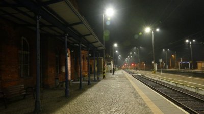 Dworzec w Mogilnie nocą