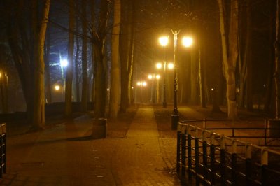 Park w Mogilnie nocą