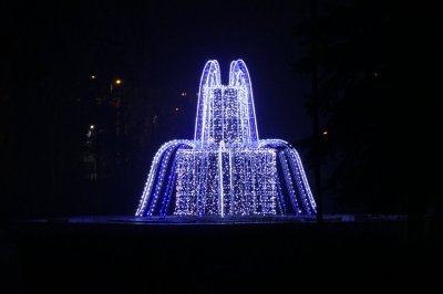 Fontanna w Mogilnie nocą