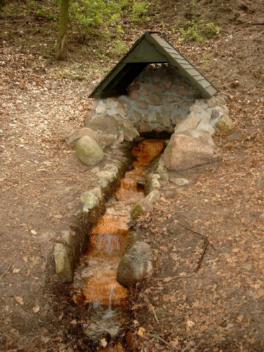 Źródełko św. Huberta nad Jeziorem Ostrowieckim