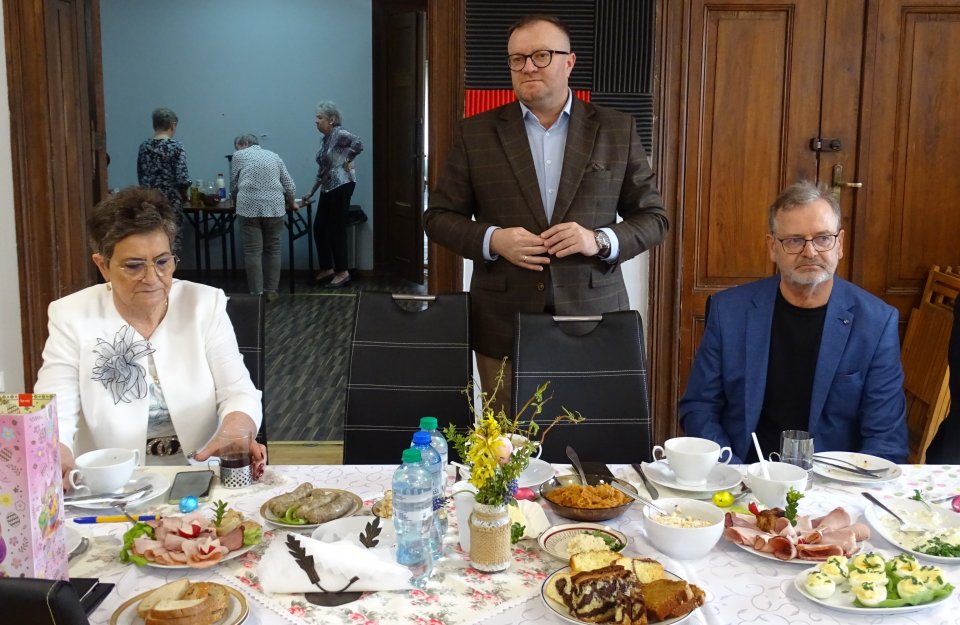 Wielkanocne śniadanie u mogileńskich seniorów